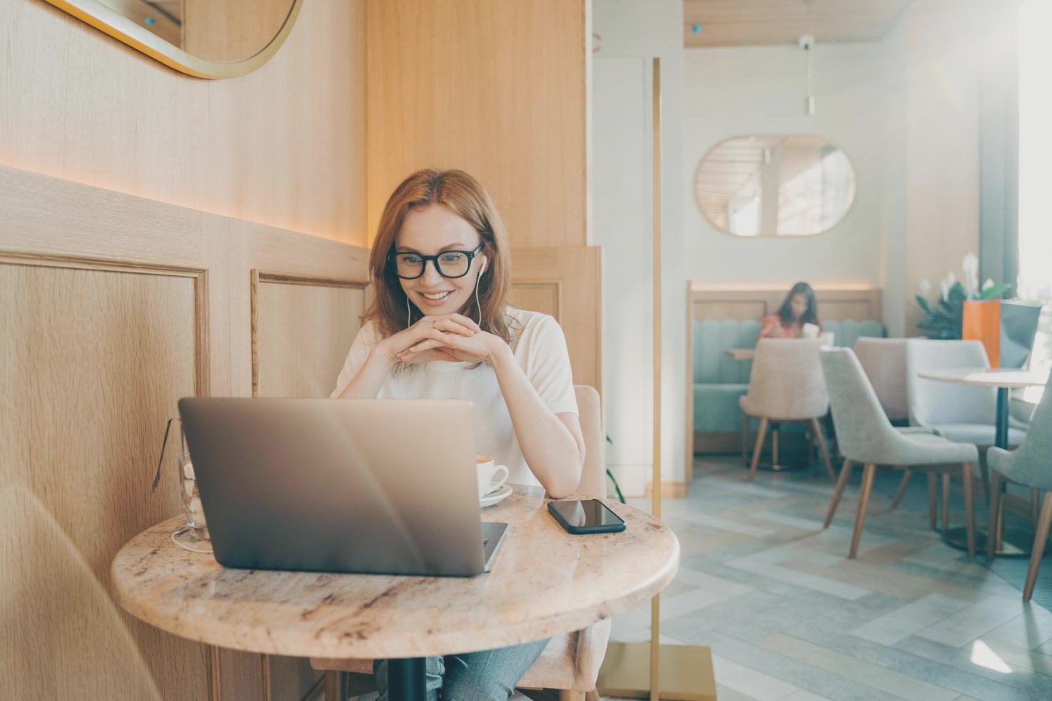 Finanzplanung am Arbeitsplatz mit Dokumenten und Taschenrechner