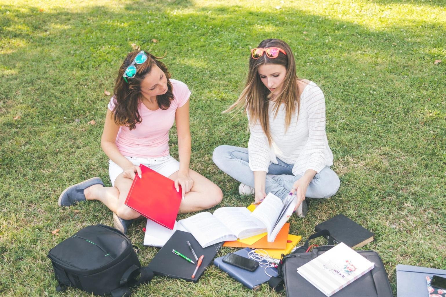 Zukunftsvision von zelquarion - Menschen beim konstruktiven Austausch über Finanzstrategien